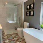 Apartman Period Two-bed House, Next To River And
