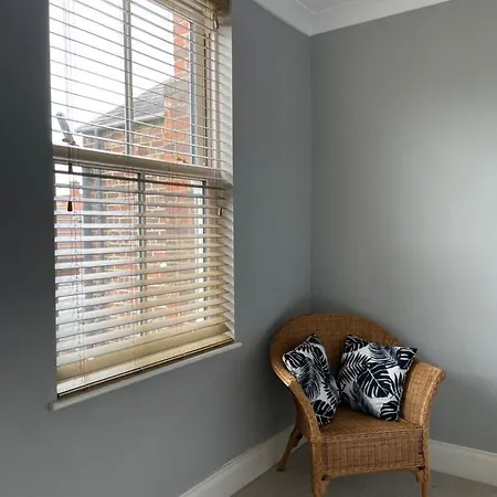 Daire Period Two-bed House, Next To River And *