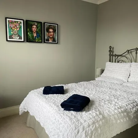 Period Two-bed House, Next To River And Apartamento *