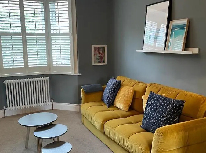 Апартаменты Period Two-bed House, Next To River And