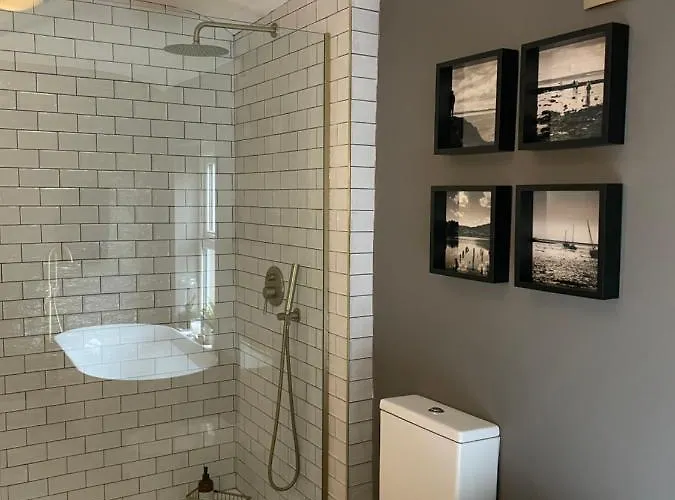 Period Two-bed House, Next To River And Apartament York