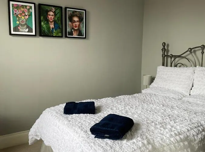 Period Two-bed House, Next To River And Apartament *