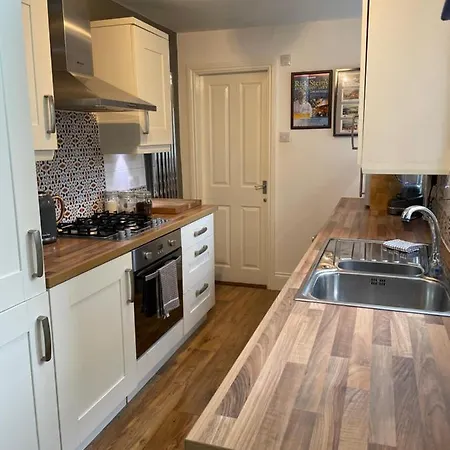 Period Two-bed House, Next To River And شقة