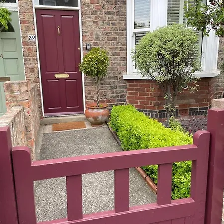 Period Two-bed House, Next To River And شقة