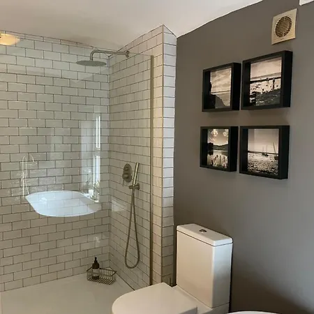 Period Two-bed House, Next To River And شقة يورك