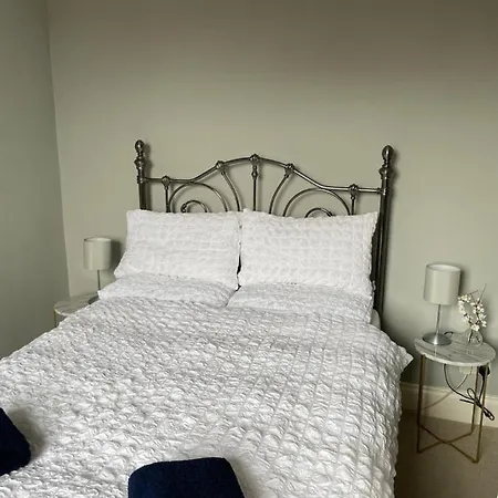 Period Two-bed House, Next To River And شقة *