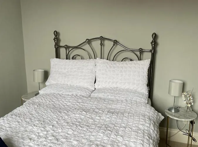 Period Two-bed House, Next To River And Apartman *