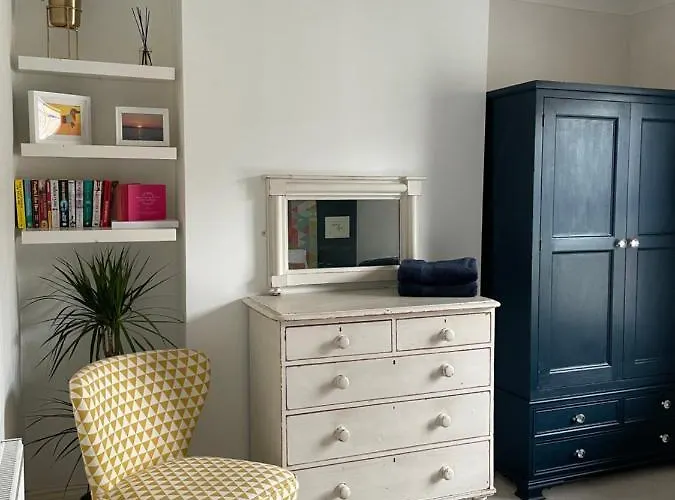 Period Two-bed House, Next To River And York